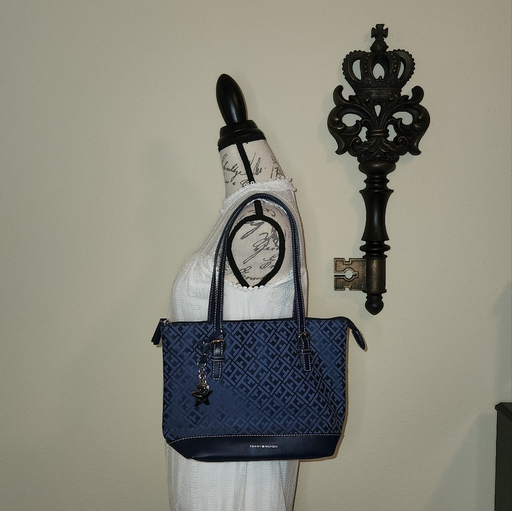 Tommy Hilfiger NWOT Medium Tote w/ Silver Charms